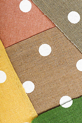 포토 JPG 스튜디오촬영 프레임 실내 근접촬영 사람없음 하이앵글 컬러풀 견본 물방울무늬 직물 천 원료 겹침 원단샘플 플랫레이 국내포토 뷰포인트 컬러 무늬 내부 플랫 파일형식