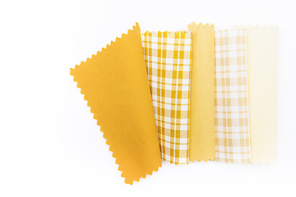 포토 JPG 스튜디오촬영 프레임 실내 근접촬영 사람없음 하이앵글 노란색 견본 직물 천 원료 흰배경 체크무늬 원단샘플 플랫레이 국내포토 뷰포인트 컬러 백그라운드 무늬 내부 흰색 플랫 파일형식