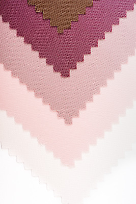 포토 JPG 스튜디오촬영 프레임 실내 근접촬영 사람없음 하이앵글 견본 직물 자주색 천 배열 원료 겹침 그라데이션 원단샘플 플랫레이 국내포토 뷰포인트 컬러 내부 플랫 파일형식