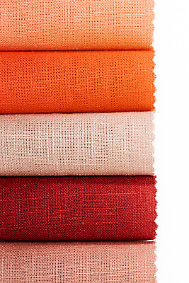 포토 JPG 스튜디오촬영 프레임 실내 근접촬영 사람없음 빨간색 하이앵글 컬러풀 견본 직물 천 배열 원료 겹침 원단샘플 플랫레이 국내포토 뷰포인트 컬러 내부 플랫 파일형식