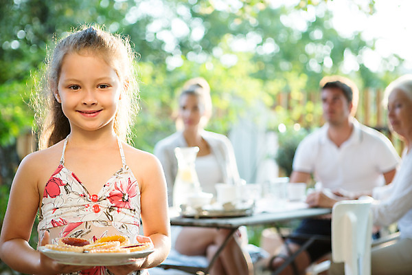 포토 JPG 주간 서양인 접시 여자 남자 딸 행복 할머니 어린이 가족 엄마 손녀 대가족 서기 미소 들기 사람 앉기 소녀 여러명 상반신 20대 성인 야외 앞모습 아웃포커스 캐주얼 여름 30대 컬러풀 금발 식사 화목 가족라이프 아빠 60대 삼대 즐거움 체코 타르트 국내포토 자연요소 외국인 라이프스타일 헤어스타일 식기 옷 계절 노년 감정 유럽 빵 뷰포인트 컬러 다수 컨셉 관계 모션 촬영기법 표정 청년 장년 손주 파이_빵 파일형식