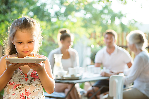 포토 JPG 주간 서양인 접시 여자 남자 딸 행복 할머니 어린이 가족 엄마 손녀 대가족 서기 미소 들기 사람 앉기 소녀 여러명 상반신 20대 성인 야외 앞모습 아웃포커스 캐주얼 여름 30대 컬러풀 금발 식사 화목 가족라이프 아빠 60대 삼대 즐거움 체코 타르트 국내포토 자연요소 외국인 라이프스타일 헤어스타일 식기 옷 계절 노년 감정 유럽 빵 뷰포인트 컬러 다수 컨셉 관계 모션 촬영기법 표정 청년 장년 손주 파이_빵 파일형식