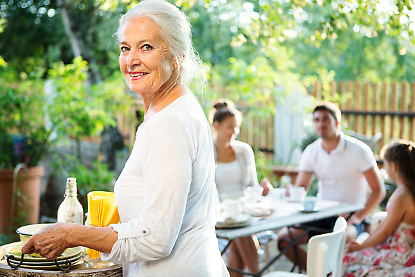 포토 JPG 주간 서양인 그릇 접시 응시 여자 남자 딸 행복 할머니 음료 어린이 가족 엄마 손녀 대가족 서기 미소 들기 사람 앉기 소녀 여러명 상반신 20대 성인 야외 앞모습 옆모습 아웃포커스 컵 캐주얼 여름 30대 컬러풀 식사 화목 백발 가족라이프 아빠 60대 삼대 즐거움 체코 국내포토 자연요소 외국인 라이프스타일 헤어스타일 식기 시선 옷 계절 노년 감정 유럽 뷰포인트 컬러 다수 컨셉 관계 모션 촬영기법 표정 청년 장년 손주 파일형식