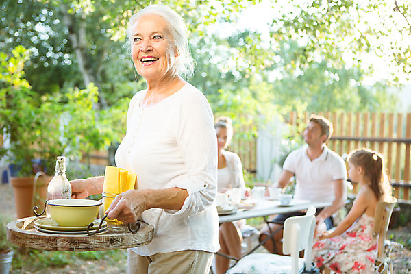 포토 JPG 주간 서양인 그릇 접시 응시 여자 남자 딸 행복 할머니 음료 어린이 가족 엄마 손녀 대가족 서기 미소 들기 사람 앉기 소녀 여러명 상반신 20대 성인 야외 앞모습 옆모습 아웃포커스 컵 캐주얼 여름 30대 컬러풀 식사 화목 백발 가족라이프 아빠 60대 삼대 즐거움 체코 국내포토 자연요소 외국인 라이프스타일 헤어스타일 식기 시선 옷 계절 노년 감정 유럽 뷰포인트 컬러 다수 컨셉 관계 모션 촬영기법 표정 청년 장년 손주 파일형식