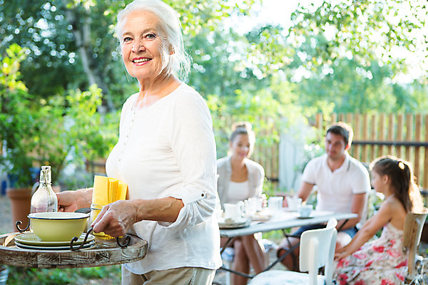포토 JPG 주간 서양인 그릇 접시 응시 여자 남자 딸 행복 할머니 음료 어린이 가족 엄마 손녀 대가족 서기 미소 들기 사람 앉기 소녀 여러명 상반신 20대 성인 야외 앞모습 옆모습 아웃포커스 컵 캐주얼 여름 30대 컬러풀 식사 화목 백발 가족라이프 아빠 60대 삼대 즐거움 체코 국내포토 자연요소 외국인 라이프스타일 헤어스타일 식기 시선 옷 계절 노년 감정 유럽 뷰포인트 컬러 다수 컨셉 관계 모션 촬영기법 표정 청년 장년 손주 파일형식