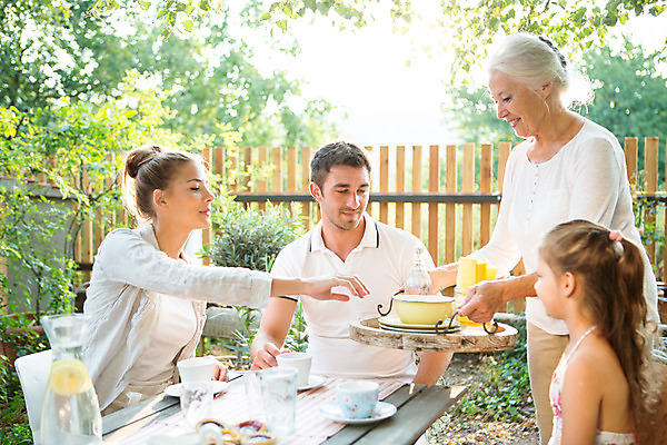 포토 JPG 주간 서양인 응시 여자 노년 남자 딸 행복 할머니 음료 어린이 가족 엄마 손녀 대가족 서기 미소 들기 사람 앉기 소녀 여러명 상반신 20대 야외 앞모습 옆모습 아웃포커스 캐주얼 여름 30대 컬러풀 금발 식사 화목 백발 가족라이프 아빠 60대 삼대 즐거움 준비 체코 국내포토 자연요소 외국인 라이프스타일 헤어스타일 시선 옷 계절 감정 유럽 뷰포인트 컬러 다수 컨셉 관계 모션 촬영기법 표정 청년 성인 장년 손주 파일형식