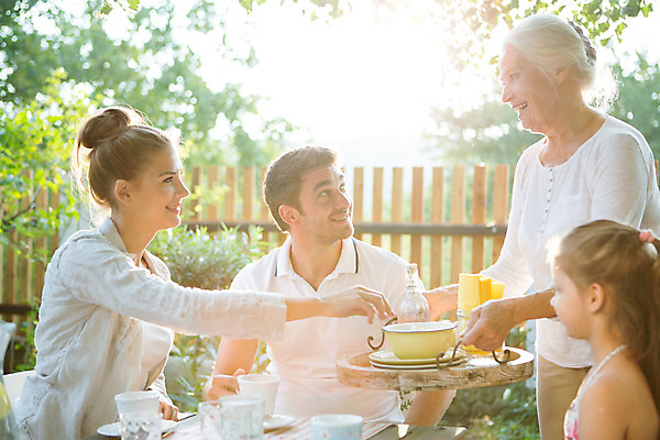 포토 JPG 주간 서양인 응시 여자 노년 남자 딸 행복 할머니 음료 어린이 가족 엄마 손녀 대가족 서기 미소 들기 사람 앉기 소녀 여러명 상반신 20대 야외 앞모습 옆모습 아웃포커스 캐주얼 여름 30대 컬러풀 금발 식사 화목 백발 가족라이프 아빠 60대 삼대 즐거움 준비 체코 국내포토 자연요소 외국인 라이프스타일 헤어스타일 시선 옷 계절 감정 유럽 뷰포인트 컬러 다수 컨셉 관계 모션 촬영기법 표정 청년 성인 장년 손주 파일형식
