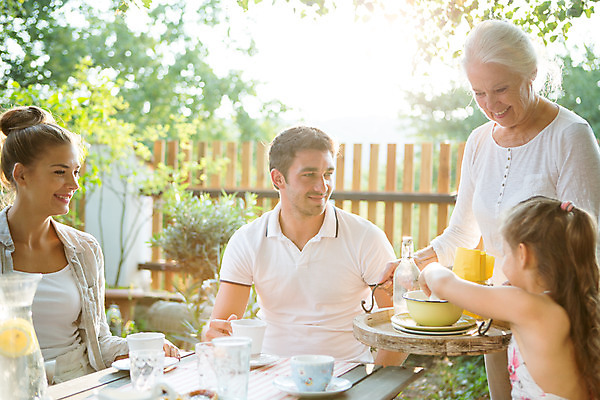 포토 JPG 주간 서양인 응시 여자 노년 남자 딸 행복 할머니 음료 어린이 가족 엄마 손녀 대가족 서기 미소 들기 사람 앉기 소녀 여러명 상반신 20대 야외 앞모습 옆모습 아웃포커스 캐주얼 여름 30대 컬러풀 금발 식사 화목 백발 가족라이프 아빠 60대 삼대 즐거움 준비 체코 국내포토 자연요소 외국인 라이프스타일 헤어스타일 시선 옷 계절 감정 유럽 뷰포인트 컬러 다수 컨셉 관계 모션 촬영기법 표정 청년 성인 장년 손주 파일형식