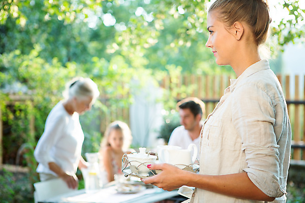 포토 JPG 주간 서양인 응시 여자 노년 남자 딸 행복 할머니 어린이 가족 엄마 티타임 손녀 대가족 서기 들기 사람 앉기 소녀 여러명 상반신 20대 성인 야외 앞모습 옆모습 아웃포커스 컵 캐주얼 여름 30대 컬러풀 금발 바구니 화목 가족라이프 아빠 60대 찻잔 삼대 즐거움 체코 티세트 국내포토 자연요소 외국인 라이프스타일 헤어스타일 식기 시선 옷 계절 감정 유럽 뷰포인트 컬러 다수 컨셉 관계 모션 휴식 잔 촬영기법 청년 장년 차_음료 세트 손주 파일형식