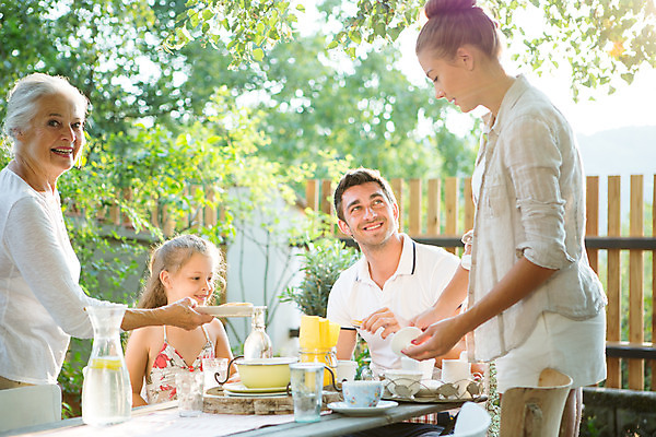 포토 JPG 주간 서양인 응시 여자 남자 딸 행복 할머니 음료 어린이 가족 엄마 티타임 손녀 대가족 서기 미소 들기 사람 앉기 소녀 여러명 상반신 20대 성인 야외 앞모습 옆모습 아웃포커스 컵 캐주얼 여름 30대 컬러풀 금발 화목 백발 가족라이프 아빠 60대 삼대 즐거움 준비 체코 국내포토 자연요소 외국인 라이프스타일 헤어스타일 식기 시선 옷 계절 노년 감정 유럽 뷰포인트 컬러 다수 컨셉 관계 모션 휴식 촬영기법 표정 청년 장년 손주 파일형식