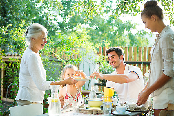 포토 JPG 주간 서양인 응시 여자 노년 남자 딸 행복 할머니 음료 어린이 가족 엄마 티타임 손녀 대가족 서기 미소 들기 사람 앉기 소녀 여러명 상반신 20대 성인 야외 앞모습 옆모습 아웃포커스 컵 캐주얼 여름 30대 컬러풀 금발 화목 백발 가족라이프 아빠 60대 삼대 즐거움 체코 물건집기 타르트 국내포토 자연요소 외국인 라이프스타일 헤어스타일 식기 시선 옷 계절 감정 유럽 빵 뷰포인트 컬러 다수 컨셉 관계 모션 휴식 촬영기법 표정 청년 장년 손주 파이_빵 파일형식