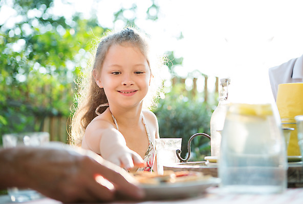 포토 JPG 주간 서양인 접시 손 응시 여자 노년 남자 행복 어린이 가족 한손 미소 들기 사람 앉기 손짓 소녀 상반신 성인 야외 앞모습 아웃포커스 신체부위 캐주얼 세명 여름 30대 컬러풀 금발 화목 가족라이프 60대 즐거움 체코 물건집기 타르트 국내포토 자연요소 외국인 라이프스타일 헤어스타일 식기 시선 옷 계절 감정 유럽 빵 뷰포인트 컬러 컨셉 관계 모션 촬영기법 표정 장년 파이_빵 파일형식
