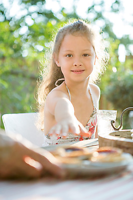 포토 JPG 주간 서양인 접시 손 응시 여자 노년 남자 행복 어린이 가족 한손 미소 들기 사람 앉기 손짓 소녀 상반신 성인 야외 두명 앞모습 아웃포커스 신체부위 캐주얼 여름 30대 컬러풀 금발 화목 가족라이프 60대 즐거움 체코 물건집기 타르트 국내포토 자연요소 외국인 라이프스타일 헤어스타일 식기 시선 옷 계절 감정 유럽 빵 뷰포인트 컬러 컨셉 관계 모션 촬영기법 표정 장년 파이_빵 파일형식