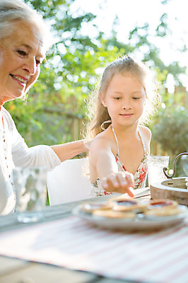 포토 JPG 주간 서양인 손 응시 노년 행복 할머니 어린이 가족 손녀 대가족 미소 들기 사람 앉기 소녀 성인 야외 두명 앞모습 아웃포커스 캐주얼 여름 컬러풀 금발 화목 백발 가족라이프 60대 손내밀기 즐거움 체코 타르트 여자만 국내포토 자연요소 외국인 라이프스타일 헤어스타일 시선 옷 계절 여자 감정 유럽 빵 뷰포인트 컬러 컨셉 관계 모션 촬영기법 표정 손짓 신체부위 손주 파이_빵 파일형식
