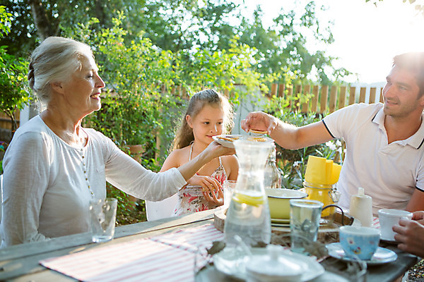 포토 JPG 주간 서양인 응시 여자 남자 행복 할머니 어린이 가족 대가족 미소 들기 사람 앉기 소녀 여러명 20대 성인 야외 앞모습 옆모습 아웃포커스 캐주얼 여름 30대 컬러풀 금발 화목 백발 가족라이프 아빠 60대 즐거움 체코 물건집기 타르트 국내포토 자연요소 외국인 라이프스타일 헤어스타일 시선 옷 계절 노년 감정 유럽 빵 뷰포인트 컬러 다수 컨셉 관계 모션 촬영기법 표정 청년 장년 파이_빵 파일형식