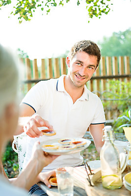 포토 JPG 주간 서양인 응시 여자 남자 행복 할머니 어린이 가족 대가족 미소 들기 사람 앉기 소녀 성인 야외 앞모습 옆모습 아웃포커스 캐주얼 세명 여름 30대 컬러풀 금발 화목 잡기 가족라이프 아빠 60대 즐거움 체코 물건집기 타르트 국내포토 자연요소 외국인 라이프스타일 헤어스타일 시선 옷 계절 노년 감정 유럽 빵 뷰포인트 컬러 컨셉 관계 모션 촬영기법 표정 장년 파이_빵 파일형식
