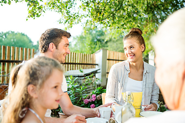 포토 JPG 주간 서양인 응시 여자 남자 딸 행복 할머니 어린이 가족 엄마 티타임 손녀 대가족 미소 사람 앉기 소녀 여러명 상반신 20대 성인 야외 앞모습 옆모습 아웃포커스 컵 캐주얼 여름 30대 컬러풀 금발 식사 화목 가족라이프 아빠 60대 삼대 즐거움 체코 국내포토 자연요소 외국인 라이프스타일 헤어스타일 식기 시선 옷 계절 노년 감정 유럽 뷰포인트 컬러 다수 컨셉 관계 모션 휴식 촬영기법 표정 청년 장년 손주 파일형식