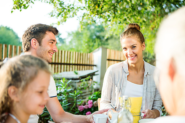 포토 JPG 주간 서양인 응시 여자 남자 딸 행복 할머니 어린이 가족 엄마 티타임 손녀 대가족 미소 사람 앉기 소녀 여러명 상반신 20대 성인 야외 앞모습 옆모습 아웃포커스 컵 캐주얼 여름 30대 컬러풀 금발 식사 화목 가족라이프 아빠 60대 삼대 즐거움 체코 국내포토 자연요소 외국인 라이프스타일 헤어스타일 식기 시선 옷 계절 노년 감정 유럽 뷰포인트 컬러 다수 컨셉 관계 모션 휴식 촬영기법 표정 청년 장년 손주 파일형식