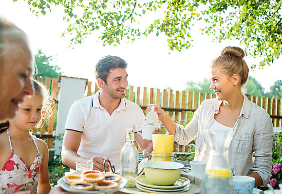 포토 JPG 주간 서양인 응시 여자 남자 딸 행복 할머니 음료 어린이 가족 엄마 티타임 손녀 대가족 미소 사람 앉기 소녀 여러명 상반신 20대 성인 야외 앞모습 옆모습 아웃포커스 컵 캐주얼 여름 30대 컬러풀 금발 화목 가족라이프 아빠 60대 삼대 즐거움 체코 국내포토 자연요소 외국인 라이프스타일 헤어스타일 식기 시선 옷 계절 노년 감정 유럽 뷰포인트 컬러 다수 컨셉 관계 모션 휴식 촬영기법 표정 청년 장년 손주 파일형식