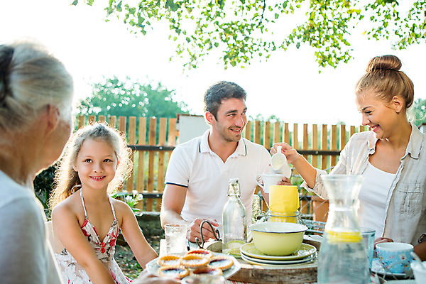 포토 JPG 주간 서양인 응시 여자 남자 딸 행복 할머니 음료 어린이 가족 엄마 티타임 손녀 대가족 미소 사람 앉기 소녀 여러명 상반신 20대 성인 야외 앞모습 옆모습 아웃포커스 컵 캐주얼 여름 30대 컬러풀 금발 화목 가족라이프 아빠 60대 삼대 즐거움 체코 국내포토 자연요소 외국인 라이프스타일 헤어스타일 식기 시선 옷 계절 노년 감정 유럽 뷰포인트 컬러 다수 컨셉 관계 모션 휴식 촬영기법 표정 청년 장년 손주 파일형식