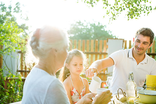 포토 JPG 주간 서양인 손 응시 여자 남자 딸 행복 할머니 커피 어린이 가족 티타임 손녀 대가족 미소 들기 사람 앉기 소녀 상반신 성인 야외 앞모습 옆모습 아웃포커스 컵 캐주얼 세명 여름 30대 컬러풀 화목 백발 가족라이프 아빠 붓기 60대 삼대 즐거움 체코 국내포토 자연요소 외국인 라이프스타일 헤어스타일 식기 시선 옷 계절 노년 감정 유럽 음료 뷰포인트 컬러 컨셉 관계 모션 휴식 촬영기법 표정 신체부위 장년 손주 파일형식
