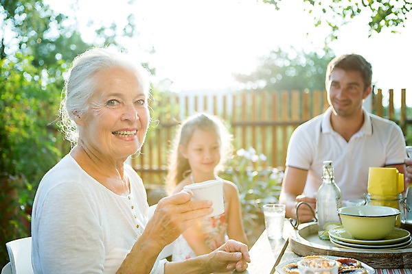 포토 JPG 주간 서양인 손 응시 여자 남자 딸 행복 할머니 커피 어린이 가족 티타임 손녀 대가족 미소 들기 사람 앉기 소녀 상반신 성인 야외 앞모습 옆모습 아웃포커스 컵 캐주얼 세명 여름 30대 컬러풀 화목 백발 가족라이프 아빠 60대 커피잔 삼대 즐거움 체코 국내포토 자연요소 외국인 라이프스타일 헤어스타일 식기 시선 옷 계절 노년 감정 유럽 음료 뷰포인트 컬러 컨셉 관계 모션 휴식 잔 촬영기법 표정 신체부위 장년 손주 파일형식