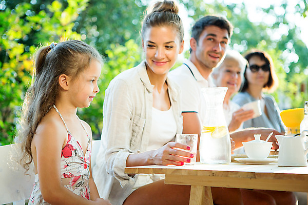 포토 JPG 주간 서양인 응시 여자 남자 딸 행복 할머니 음료 어린이 가족 모녀 엄마 티타임 대가족 미소 사람 앉기 소녀 여러명 상반신 20대 성인 야외 앞모습 옆모습 아웃포커스 컵 캐주얼 물 여름 30대 컬러풀 금발 화목 가족라이프 아빠 60대 삼대 즐거움 체코 국내포토 자연요소 외국인 라이프스타일 헤어스타일 식기 시선 옷 계절 노년 감정 유럽 뷰포인트 컬러 다수 컨셉 관계 모션 휴식 촬영기법 표정 청년 장년 파일형식