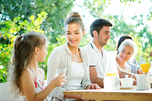 포토 JPG 주간 서양인 응시 여자 남자 딸 행복 할머니 음료 어린이 가족 엄마 티타임 손녀 대가족 미소 사람 앉기 소녀 여러명 상반신 20대 성인 야외 옆모습 아웃포커스 컵 캐주얼 물 여름 30대 컬러풀 금발 화목 백발 가족라이프 아빠 60대 삼대 즐거움 체코 국내포토 자연요소 외국인 라이프스타일 헤어스타일 식기 시선 옷 계절 노년 감정 유럽 뷰포인트 컬러 다수 컨셉 관계 모션 휴식 촬영기법 표정 청년 장년 손주 파일형식