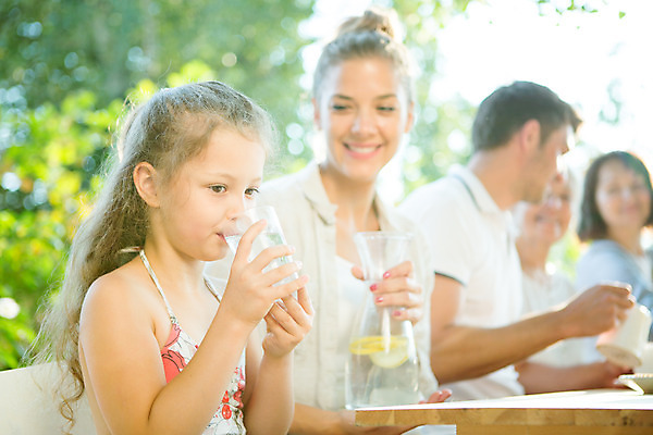 포토 JPG 주간 서양인 응시 여자 남자 딸 행복 할머니 음료 어린이 가족 엄마 티타임 손녀 대가족 미소 사람 앉기 소녀 여러명 상반신 20대 성인 야외 옆모습 아웃포커스 컵 캐주얼 물 여름 30대 컬러풀 금발 화목 마시기 가족라이프 아빠 60대 삼대 즐거움 체코 물마시기 국내포토 자연요소 외국인 라이프스타일 헤어스타일 식기 시선 옷 계절 노년 감정 유럽 뷰포인트 컬러 다수 컨셉 관계 모션 휴식 촬영기법 표정 청년 장년 손주 파일형식
