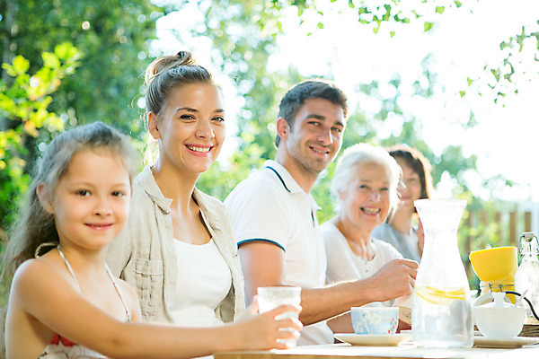 포토 JPG 주간 서양인 응시 여자 남자 딸 행복 할머니 음료 어린이 가족 엄마 티타임 손녀 대가족 미소 사람 앉기 소녀 여러명 상반신 20대 성인 야외 옆모습 아웃포커스 컵 캐주얼 여름 30대 컬러풀 금발 화목 백발 가족라이프 아빠 60대 삼대 즐거움 체코 국내포토 자연요소 외국인 라이프스타일 헤어스타일 식기 시선 옷 계절 노년 감정 유럽 뷰포인트 컬러 다수 컨셉 관계 모션 휴식 촬영기법 표정 청년 장년 손주 파일형식