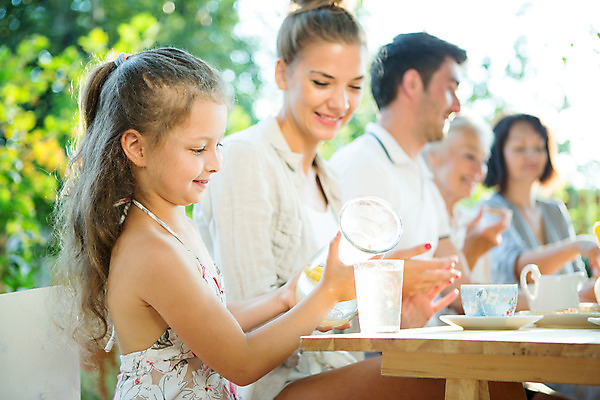 포토 JPG 주간 서양인 응시 여자 남자 딸 행복 할머니 음료 어린이 가족 엄마 티타임 손녀 대가족 미소 사람 앉기 소녀 여러명 상반신 20대 성인 야외 옆모습 아웃포커스 컵 캐주얼 물 여름 30대 컬러풀 금발 화목 가족라이프 아빠 60대 삼대 즐거움 체코 국내포토 자연요소 외국인 라이프스타일 헤어스타일 식기 시선 옷 계절 노년 감정 유럽 뷰포인트 컬러 다수 컨셉 관계 모션 휴식 촬영기법 표정 청년 장년 손주 파일형식