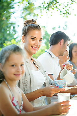 포토 JPG 주간 서양인 응시 여자 남자 딸 행복 할머니 어린이 가족 엄마 티타임 손녀 대가족 미소 들기 사람 앉기 소녀 여러명 상반신 20대 성인 야외 옆모습 아웃포커스 컵 캐주얼 여름 30대 컬러풀 금발 화목 가족라이프 아빠 차 60대 삼대 즐거움 체코 국내포토 자연요소 외국인 라이프스타일 헤어스타일 식기 시선 옷 계절 노년 감정 유럽 음료 뷰포인트 컬러 다수 컨셉 관계 모션 휴식 촬영기법 표정 청년 장년 손주 파일형식