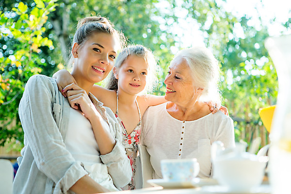 포토 JPG 주간 서양인 응시 여자 행복 할머니 어린이 가족 모녀 어깨동무 티타임 손녀 대가족 미소 사람 앉기 소녀 상반신 20대 성인 야외 앞모습 아웃포커스 캐주얼 세명 여름 컬러풀 금발 화목 백발 가족라이프 60대 삼대 즐거움 체코 여자만 국내포토 자연요소 외국인 라이프스타일 헤어스타일 시선 옷 계절 노년 딸 감정 유럽 뷰포인트 컬러 포즈 컨셉 관계 모션 엄마 휴식 촬영기법 표정 청년 손주 파일형식