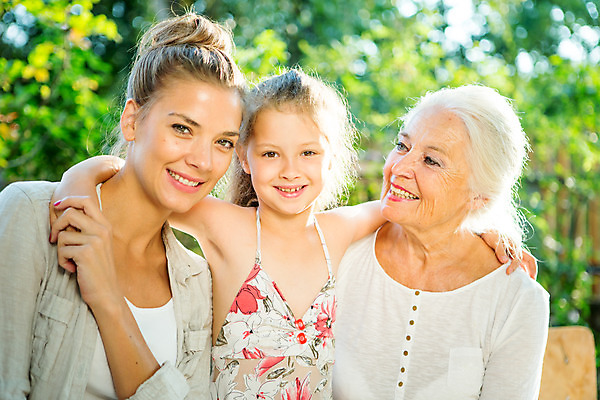 포토 JPG 주간 서양인 응시 여자 행복 할머니 어린이 가족 모녀 어깨동무 티타임 손녀 대가족 미소 사람 앉기 소녀 상반신 20대 성인 야외 앞모습 아웃포커스 캐주얼 세명 여름 컬러풀 금발 화목 백발 가족라이프 60대 삼대 즐거움 체코 여자만 국내포토 자연요소 외국인 라이프스타일 헤어스타일 시선 옷 계절 노년 딸 감정 유럽 뷰포인트 컬러 포즈 컨셉 관계 모션 엄마 휴식 촬영기법 표정 청년 손주 파일형식