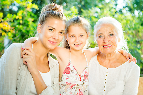 포토 JPG 주간 서양인 응시 여자 행복 할머니 어린이 가족 모녀 어깨동무 티타임 손녀 대가족 미소 사람 앉기 소녀 상반신 20대 성인 야외 앞모습 아웃포커스 캐주얼 세명 여름 컬러풀 금발 화목 백발 가족라이프 60대 삼대 즐거움 체코 여자만 국내포토 자연요소 외국인 라이프스타일 헤어스타일 시선 옷 계절 노년 딸 감정 유럽 뷰포인트 컬러 포즈 컨셉 관계 모션 엄마 휴식 촬영기법 표정 청년 손주 파일형식