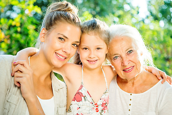 포토 JPG 주간 서양인 응시 여자 행복 할머니 어린이 가족 모녀 어깨동무 티타임 손녀 대가족 미소 사람 앉기 소녀 상반신 20대 성인 야외 앞모습 아웃포커스 캐주얼 세명 여름 컬러풀 금발 화목 백발 가족라이프 60대 삼대 즐거움 체코 여자만 국내포토 자연요소 외국인 라이프스타일 헤어스타일 시선 옷 계절 노년 딸 감정 유럽 뷰포인트 컬러 포즈 컨셉 관계 모션 엄마 휴식 촬영기법 표정 청년 손주 파일형식