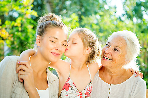 포토 JPG 주간 서양인 응시 여자 딸 행복 할머니 어린이 가족 모녀 엄마 어깨동무 손녀 키스 대가족 미소 사람 앉기 소녀 상반신 20대 성인 야외 앞모습 아웃포커스 캐주얼 세명 여름 컬러풀 금발 눈감음 화목 백발 가족라이프 60대 스킨십 삼대 즐거움 체코 여자만 국내포토 자연요소 외국인 라이프스타일 헤어스타일 시선 옷 계절 노년 감정 유럽 뷰포인트 컬러 포즈 컨셉 관계 모션 촬영기법 표정 청년 손주 애정표현 파일형식