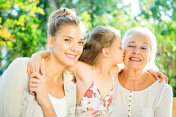 포토 JPG 주간 서양인 응시 여자 행복 할머니 어린이 가족 모녀 엄마 어깨동무 손녀 키스 대가족 미소 사람 앉기 소녀 상반신 20대 성인 야외 앞모습 옆모습 아웃포커스 캐주얼 세명 여름 컬러풀 금발 화목 백발 가족라이프 60대 스킨십 삼대 즐거움 체코 여자만 국내포토 자연요소 외국인 라이프스타일 헤어스타일 시선 옷 계절 노년 딸 감정 유럽 뷰포인트 컬러 포즈 컨셉 관계 모션 촬영기법 표정 청년 손주 애정표현 파일형식