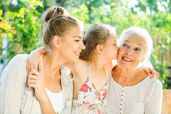 포토 JPG 주간 서양인 응시 여자 행복 할머니 어린이 가족 모녀 엄마 어깨동무 손녀 키스 대가족 미소 사람 앉기 소녀 상반신 20대 성인 야외 앞모습 옆모습 아웃포커스 캐주얼 세명 여름 컬러풀 금발 화목 백발 가족라이프 60대 스킨십 삼대 즐거움 체코 여자만 국내포토 자연요소 외국인 라이프스타일 헤어스타일 시선 옷 계절 노년 딸 감정 유럽 뷰포인트 컬러 포즈 컨셉 관계 모션 촬영기법 표정 청년 손주 애정표현 파일형식