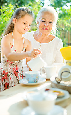 포토 JPG 주간 서양인 응시 여자 노년 행복 할머니 음료 어린이 가족 손녀 대가족 서기 미소 사람 앉기 소녀 상반신 성인 야외 두명 앞모습 옆모습 아웃포커스 컵 캐주얼 여름 컬러풀 금발 화목 백발 가족라이프 붓기 60대 즐거움 체코 여자만 국내포토 자연요소 외국인 라이프스타일 헤어스타일 식기 시선 옷 계절 감정 유럽 뷰포인트 컬러 컨셉 관계 모션 촬영기법 표정 손주 파일형식