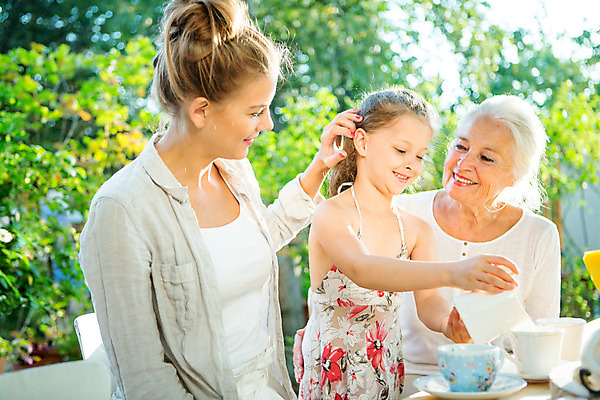 포토 JPG 주간 서양인 응시 여자 딸 행복 할머니 음료 어린이 가족 모녀 엄마 티타임 손녀 대가족 서기 미소 사람 앉기 소녀 상반신 20대 성인 야외 옆모습 아웃포커스 컵 캐주얼 세명 여름 컬러풀 금발 화목 백발 가족라이프 붓기 차 60대 삼대 즐거움 체코 여자만 국내포토 자연요소 외국인 라이프스타일 헤어스타일 식기 시선 옷 계절 노년 감정 유럽 뷰포인트 컬러 컨셉 관계 모션 휴식 촬영기법 표정 청년 손주 파일형식
