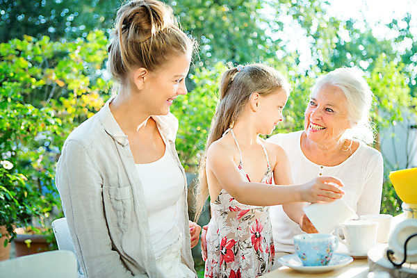 포토 JPG 주간 서양인 응시 여자 딸 행복 할머니 음료 어린이 가족 모녀 엄마 티타임 손녀 대가족 서기 미소 사람 앉기 소녀 상반신 20대 성인 야외 옆모습 아웃포커스 컵 캐주얼 세명 여름 컬러풀 금발 화목 백발 가족라이프 붓기 차 60대 삼대 즐거움 체코 여자만 국내포토 자연요소 외국인 라이프스타일 헤어스타일 식기 시선 옷 계절 노년 감정 유럽 뷰포인트 컬러 컨셉 관계 모션 휴식 촬영기법 표정 청년 손주 파일형식