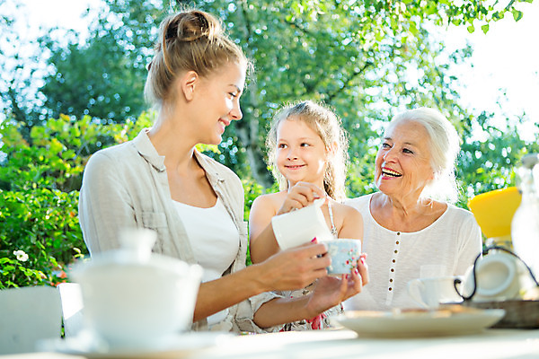 포토 JPG 주간 서양인 응시 여자 딸 행복 할머니 음료 어린이 가족 모녀 엄마 티타임 손녀 대가족 서기 미소 사람 앉기 소녀 상반신 20대 성인 야외 옆모습 아웃포커스 컵 캐주얼 세명 여름 컬러풀 금발 화목 백발 가족라이프 붓기 60대 삼대 즐거움 체코 여자만 국내포토 자연요소 외국인 라이프스타일 헤어스타일 식기 시선 옷 계절 노년 감정 유럽 뷰포인트 컬러 컨셉 관계 모션 휴식 촬영기법 표정 청년 손주 파일형식