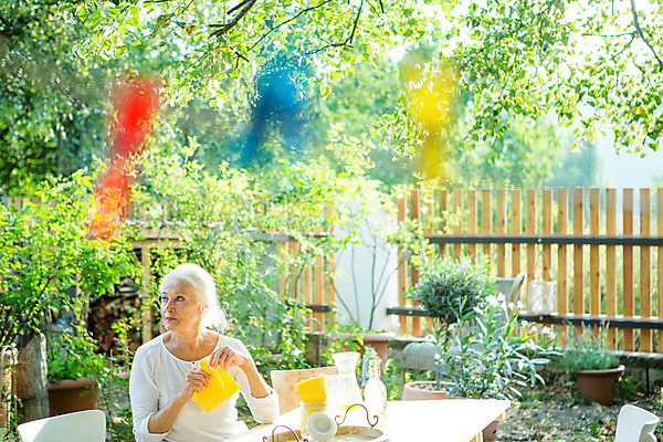 포토 JPG 주간 서양인 응시 여자 노년 할머니 생각 탁자 한명 사람 앉기 상반신 성인 야외 옆모습 아웃포커스 컵 캐주얼 여름 실버라이프 컬러풀 백발 잡기 고독 60대 정리 체코 정리정돈 치우기 노인여자한명만 국내포토 자연요소 외국인 1 라이프스타일 헤어스타일 식기 시선 옷 계절 감정 유럽 뷰포인트 컬러 가구 모션 촬영기법 여자한명만 노인여자만 파일형식
