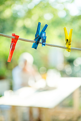 포토 JPG 주간 서양인 여자 노년 할머니 백그라운드 한명 사람 성인 야외 아웃포커스 여름 컬러풀 60대 빨랫줄 오브젝트 보케 체코 빨래집게 노인여자한명만 국내포토 자연요소 외국인 1 계절 유럽 줄 컬러 촬영기법 집게 여자한명만 노인여자만 파일형식