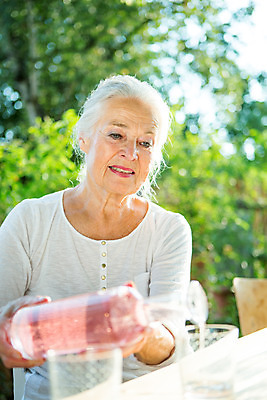 포토 JPG 주간 서양인 응시 여자 노년 행복 할머니 한명 미소 사람 앉기 상반신 성인 야외 옆모습 아웃포커스 컵 캐주얼 물 여름 실버라이프 컬러풀 백발 붓기 60대 즐거움 보케 체코 노인여자한명만 국내포토 자연요소 외국인 1 라이프스타일 헤어스타일 식기 시선 옷 계절 감정 유럽 뷰포인트 컬러 모션 촬영기법 표정 여자한명만 노인여자만 파일형식