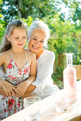 포토 JPG 주간 서양인 응시 여자 노년 행복 할머니 음료 어린이 가족 포옹 손녀 대가족 서기 미소 사람 앉기 소녀 상반신 야외 두명 앞모습 아웃포커스 컵 캐주얼 물 여름 컬러풀 금발 화목 백발 가족라이프 60대 즐거움 체코 여자만 국내포토 자연요소 외국인 라이프스타일 헤어스타일 식기 시선 옷 계절 감정 유럽 뷰포인트 컬러 컨셉 관계 안기 모션 촬영기법 표정 성인 손주 파일형식