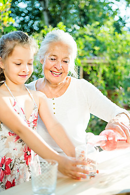 포토 JPG 주간 서양인 응시 여자 노년 행복 할머니 음료 어린이 가족 손녀 대가족 서기 미소 사람 앉기 소녀 상반신 성인 야외 두명 앞모습 아웃포커스 컵 캐주얼 물 여름 컬러풀 금발 화목 백발 가족라이프 붓기 60대 즐거움 주기 체코 여자만 국내포토 자연요소 외국인 라이프스타일 헤어스타일 식기 시선 옷 계절 감정 유럽 뷰포인트 컬러 컨셉 관계 모션 촬영기법 표정 손주 파일형식