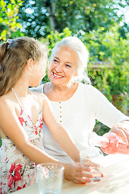 포토 JPG 주간 서양인 응시 여자 노년 행복 할머니 음료 어린이 가족 손녀 대가족 서기 미소 사람 앉기 소녀 상반신 성인 야외 두명 앞모습 옆모습 아웃포커스 컵 캐주얼 물 여름 컬러풀 금발 마주보기 화목 백발 가족라이프 붓기 60대 즐거움 체코 여자만 국내포토 자연요소 외국인 라이프스타일 헤어스타일 식기 시선 옷 계절 감정 유럽 뷰포인트 컬러 컨셉 관계 모션 촬영기법 표정 손주 파일형식