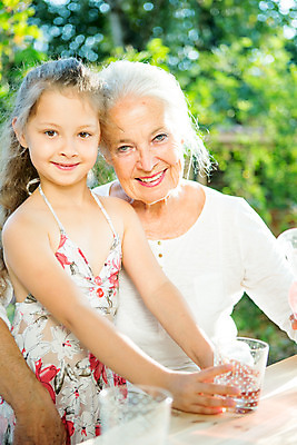 포토 JPG 주간 서양인 응시 여자 노년 행복 할머니 음료 어린이 가족 안기 포옹 손녀 대가족 미소 사람 앉기 소녀 상반신 성인 야외 두명 앞모습 아웃포커스 컵 캐주얼 물 여름 컬러풀 금발 화목 백발 가족라이프 60대 즐거움 체코 여자만 국내포토 자연요소 외국인 라이프스타일 헤어스타일 식기 시선 옷 계절 감정 유럽 뷰포인트 컬러 컨셉 관계 모션 촬영기법 표정 손주 파일형식